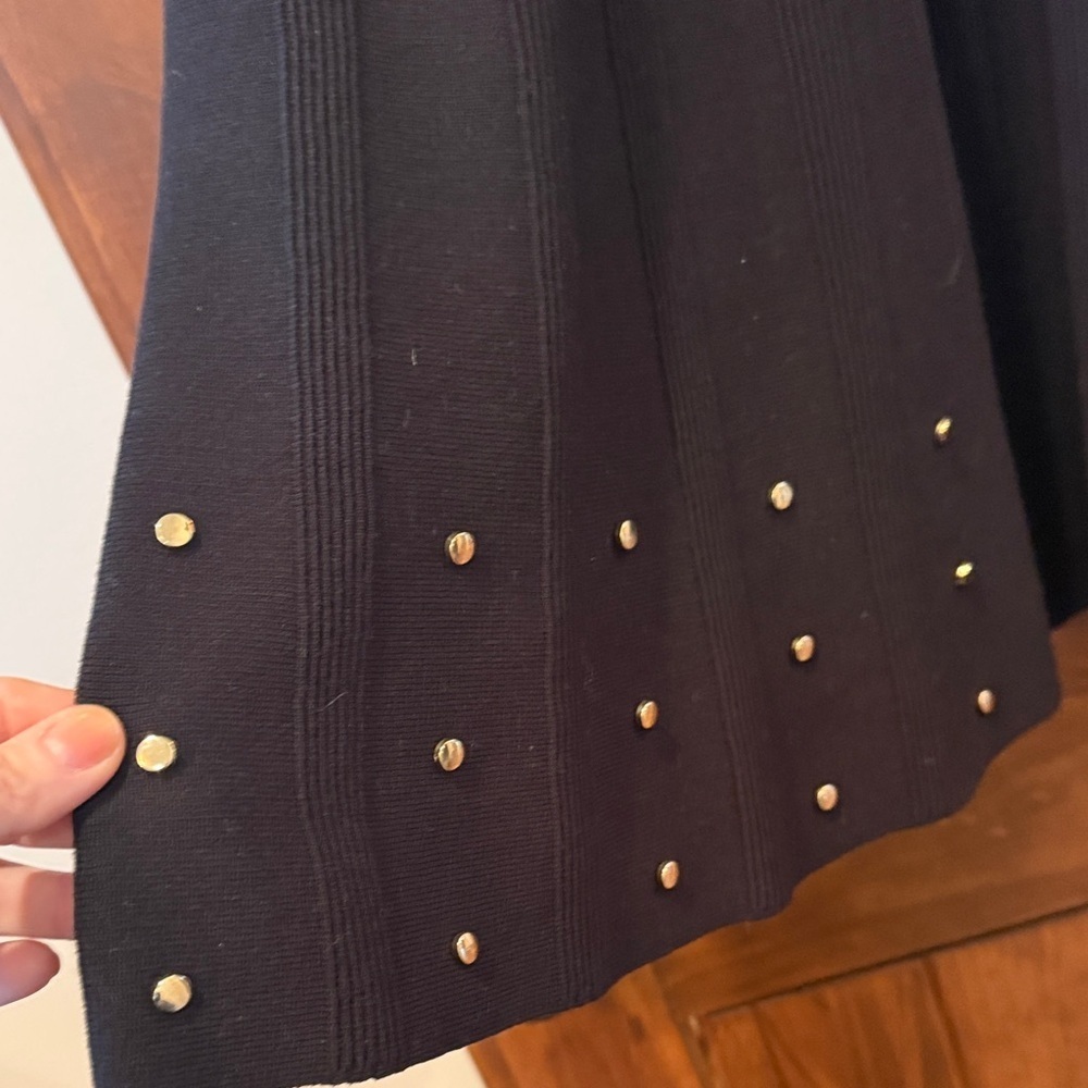 Elegant Black Dress with Gold Accents - Picture 2 of 8